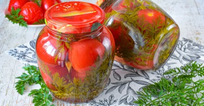 Маринованные помидоры с морковной ботвой на зиму