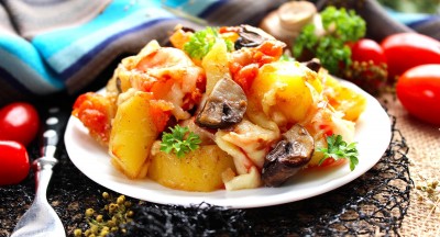Картошка с грибами помидорами и сливками в духовке