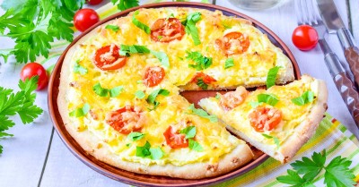 Пицца с картошкой помидорами и сыром