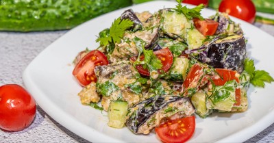 Салат из баклажанов с чесноком и помидорами
