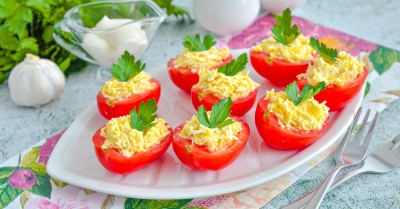 Помидоры фаршированные сыром чесноком и яйцом