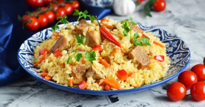 Плов из свинины в кастрюле на плите рассыпчатый