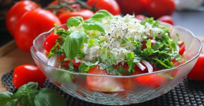 Салат с базиликом луком помидорами и сыром