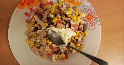 салат с курицей, фасолью и кукурузой