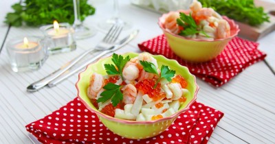 Салат креветки кальмары красная икра на романтический ужин