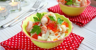 Салат креветки кальмары красная икра