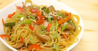 Лапша с куриными грудками и овощами в вок сковороде