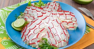 Салат Морская звезда с крабовыми палочками и курицей