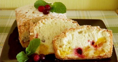 Шарлотка с клюквой и апельсинами в духовке