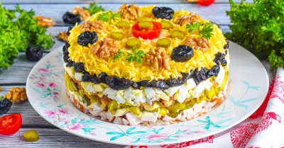 Салат с черносливом сыром и курицей слоями