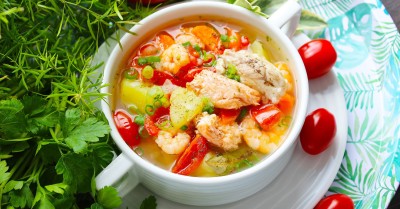 Суп с рыбой креветками и овощами