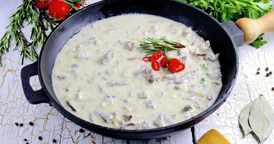 Чтобы сметана не свернулась в соусе