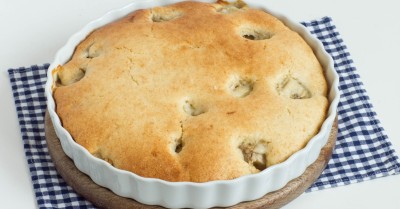 Шарлотка с яблоками и бананом