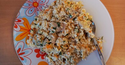 бурый рис с мясом и яйцом