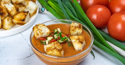 Холодный томатный суп-пюре гаспачо с гренками