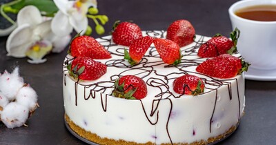 Творожный торт с клубникой без выпечки