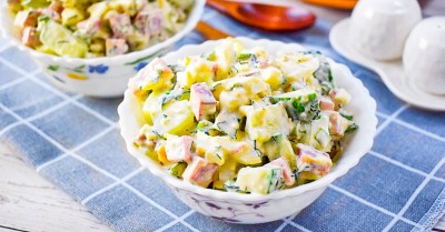 Салат с колбасой и свежими огурцами и яйцом