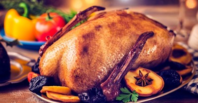 Гусь с черносливом и яблоками целиком