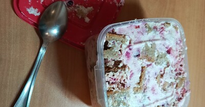 бисквитное пирожное с творожно-клюквенным кремом и шоколадом