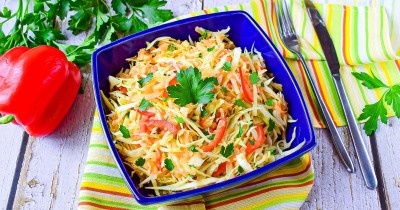 Салат витаминный из капусты и моркови на перекус