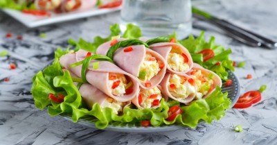 Рулетики из ветчины с сыром и чесноком