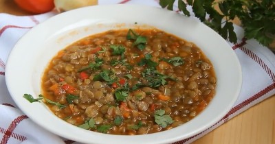 Суп из зеленой чечевицы с овощами и смесью трав