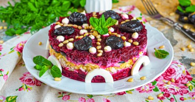 Салат Чингисхан с курицей сыром черносливом и орехами