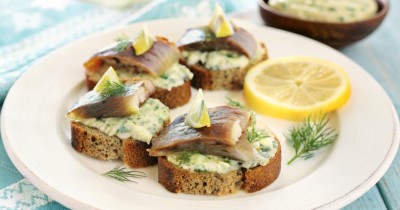 Тартинки канапе с селедкой и лимоном