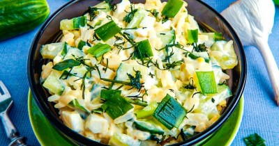 Салат с рисом огурцом яйцом и зеленым луком