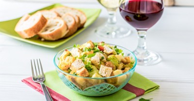 Салат с копченой курицей и сухариками