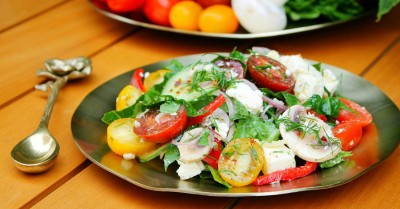 Салат овощной с сыром