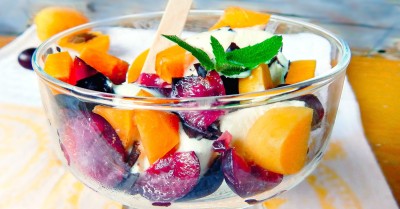 Летний десерт с мороженым и фруктами