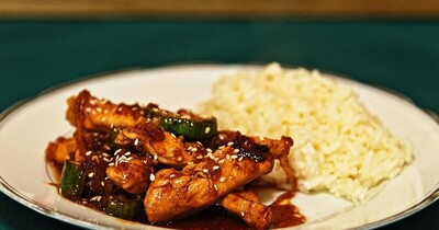 Курица с огурцом в соусе Хойсин