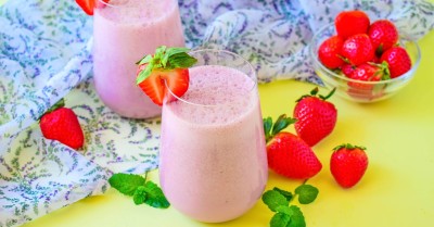 Клубничный молочный коктейль из клубники и мороженого