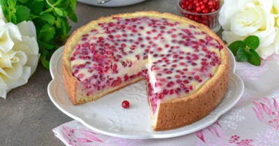 Брусничный пирог со сметанной заливкой