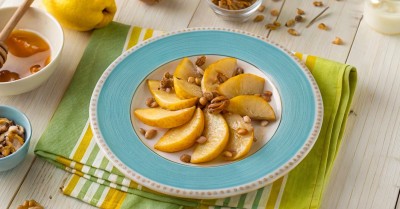 Запеченная кусочками айва с грецкими орехами горячий десерт