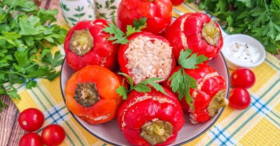 Перец фаршированный с рисом и сметаной