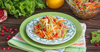 Простой салат из зеленой редьки с морковью и яблоком