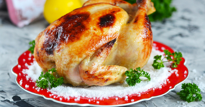 Праздничная хрустящая курица на соли в духовке целиком