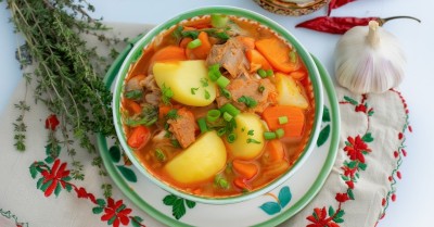 Шурпа из говядины в казане на плите