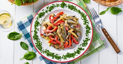 Пражский салат классический с болгарским перцем и говядиной