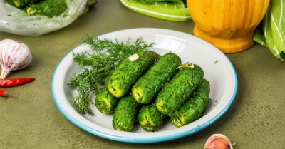 Огурцы малосольные в пакете с чесноком и укропом