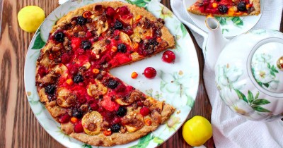 Сладкая пицца с фруктами в духовке на десерт