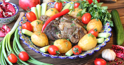 Казан кебаб по-узбекски с тушеной картошкой  и бараниной