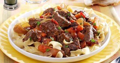 Говядина в пиве с беконом и вустерским соусом