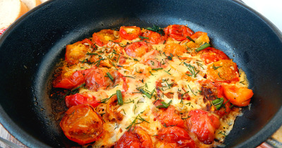 Колбаса с помидорами и яйцами на сковороде
