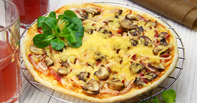 Пицца тонкая с ветчиной грибами и сыром