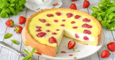 Пирог с клубникой и сметанной заливкой