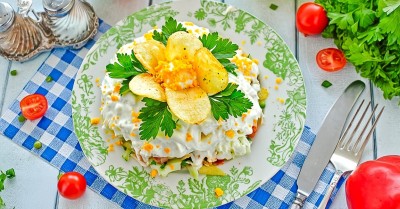 Салат Орхидея с чипсами и курицей