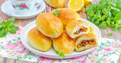 Пирожки с изюмом в духовке